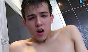 Entzü_ckender asiatisch Junge Alexandre Lee, der seinen Hahn concerning der Badewanne erforscht