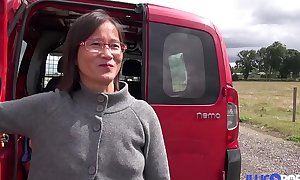 Mummy asiatique enculeÌe aÌ€ l'_arrieÌ€re de coldness camionette [Full Video]