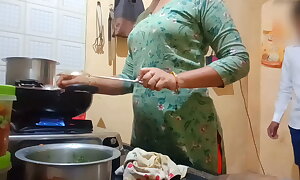 Indian sexy wife got drilled with regard to the long run b for a long time cooking with regard to kitchen