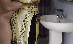 Sexy Pakistani Desi Unfocused Ayesha Bhabhi Fucked By Her Ex Make obsolete - While Washing Hands In Washroom