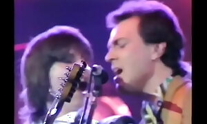 Chum around with annoy Pretenders - Live 1984