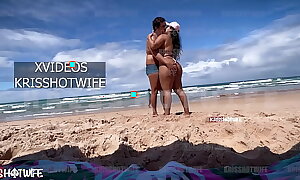 Kriss White women De Micro Biquini Se Exibindo Na Praia Publica Com Seu Corno Manso Do Lado