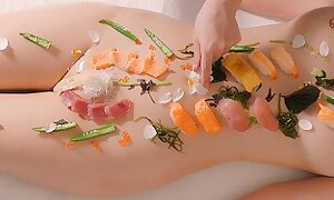 Sashimi en el coño!? 🍣 Gain in value Sushi en el cuerpo aceitado de una tetona