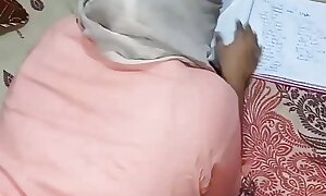 Desi Muslim hijabi girlfriend ko choda disinter wo book read kar rahi thi, Indian Muslim girlfriend and boyfriend sex video