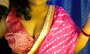 Sexy desi sexy young girl tries to operate boobs with pleasure.
