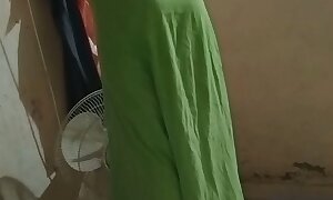 deshi aunty saree change & in the same manner pussy