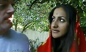 Indian slut in sari sucks meaty boner while obtaining her muddy starved cunt banged