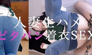 Mujer casada invitada a tener sexo durante las tareas del hogar.　POV Hentai Oriental